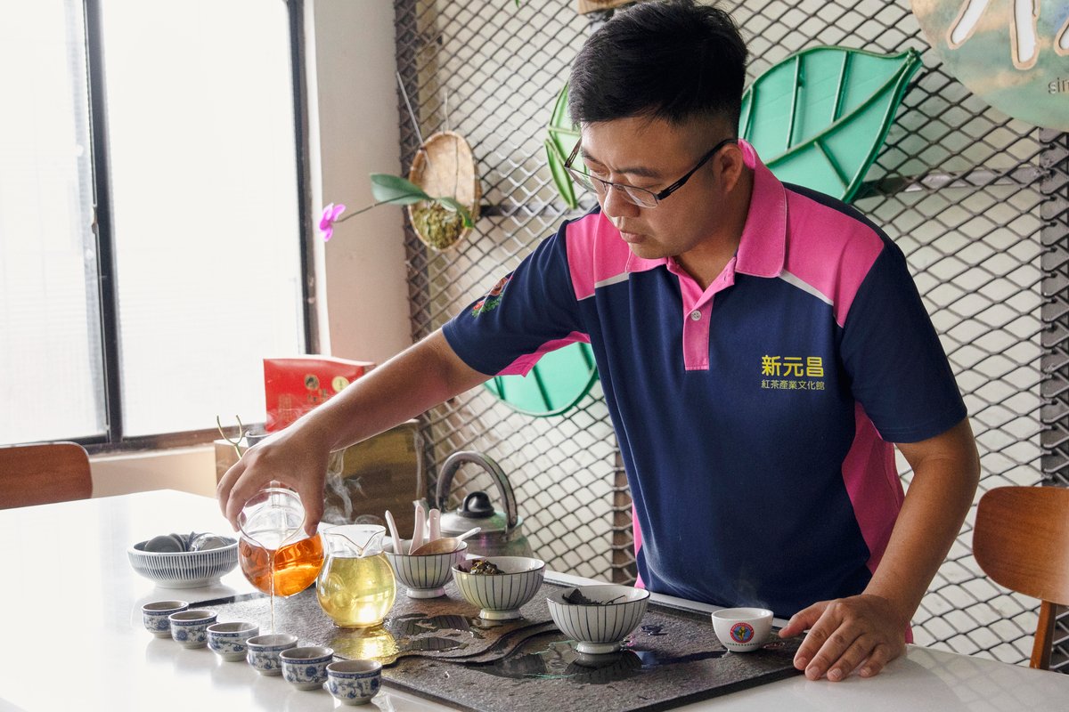溫慶裕站在茶桌邊泡茶.