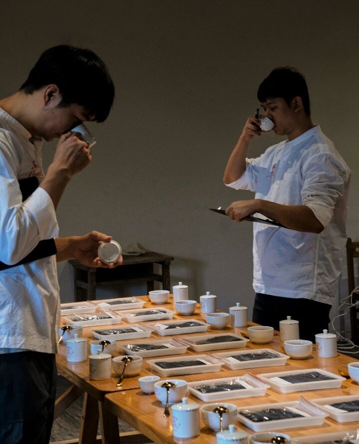 評審時採盲測，評審會寫下每支商品喝到的風味描述與優缺點.