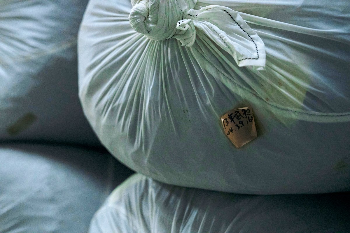 一大袋又一大袋的熟成茶葉.