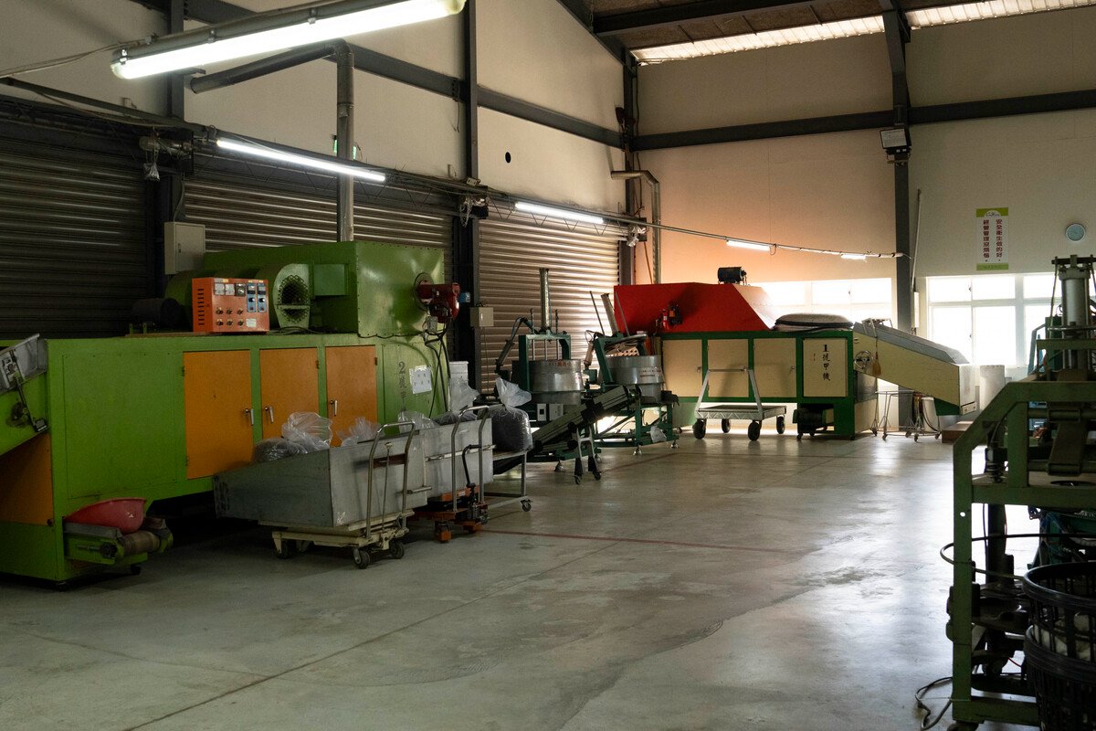 A photo showing the impeccably organized and spotless factory.