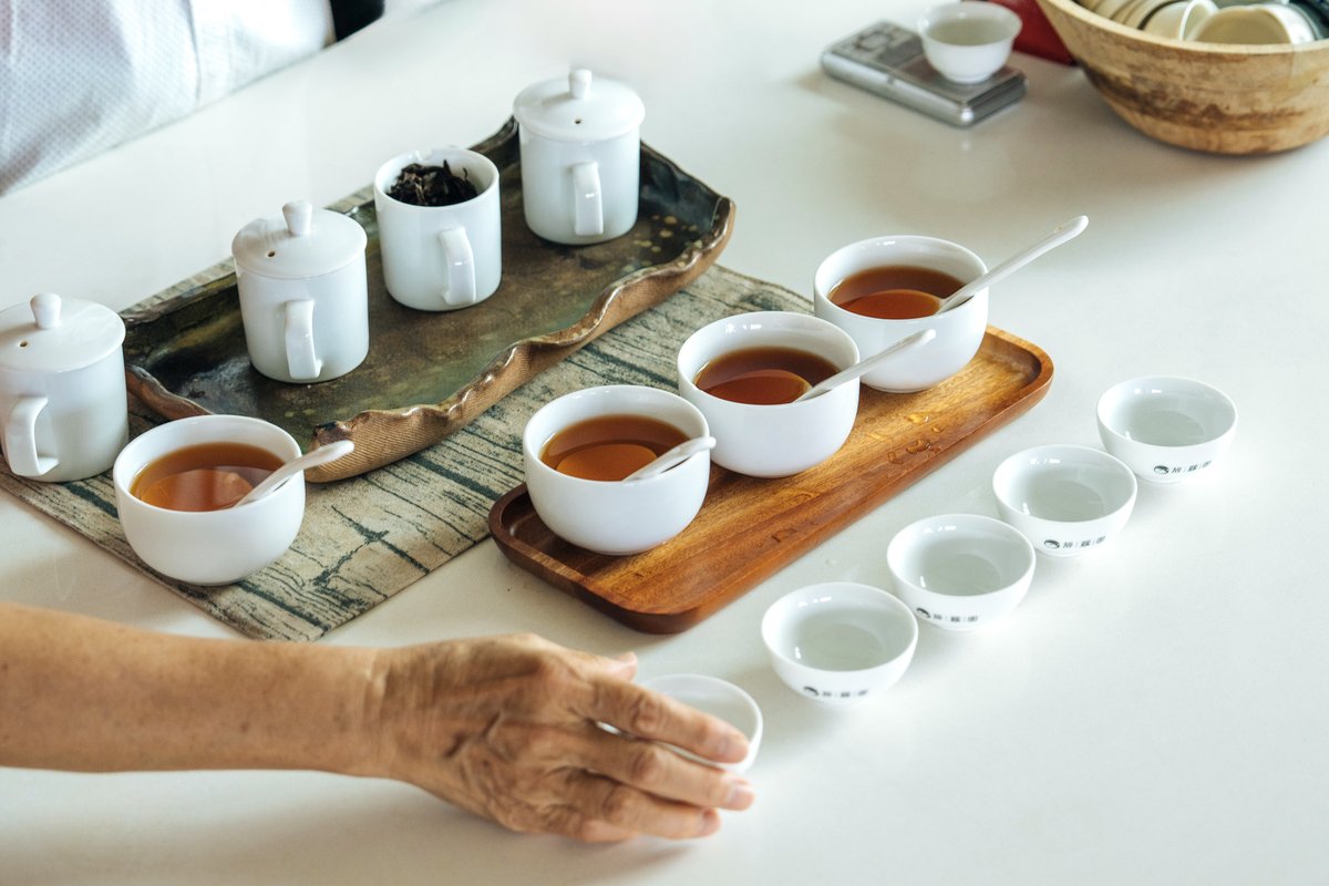 A photo displaying the tea tasting process at Biluoyuan.
