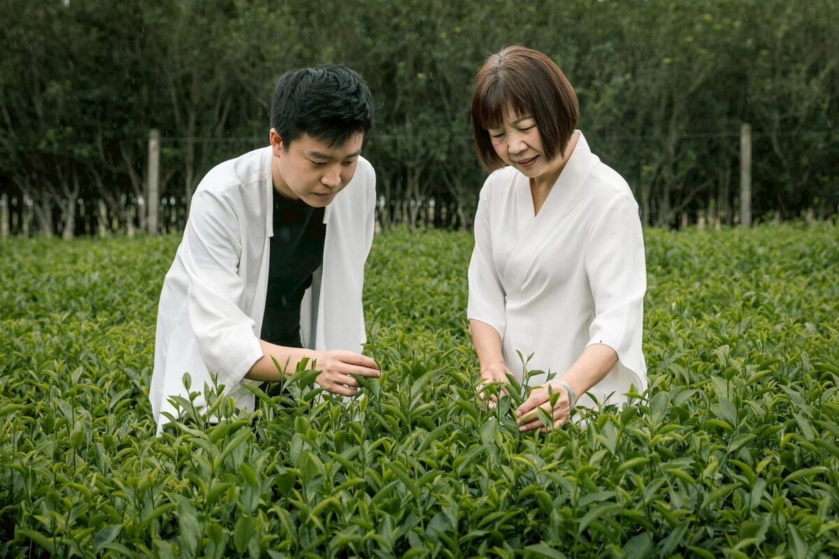 Wu Chiu-Ling and her son in the tea field.