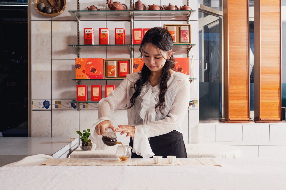 A woman brewing Red Oolong tea.
