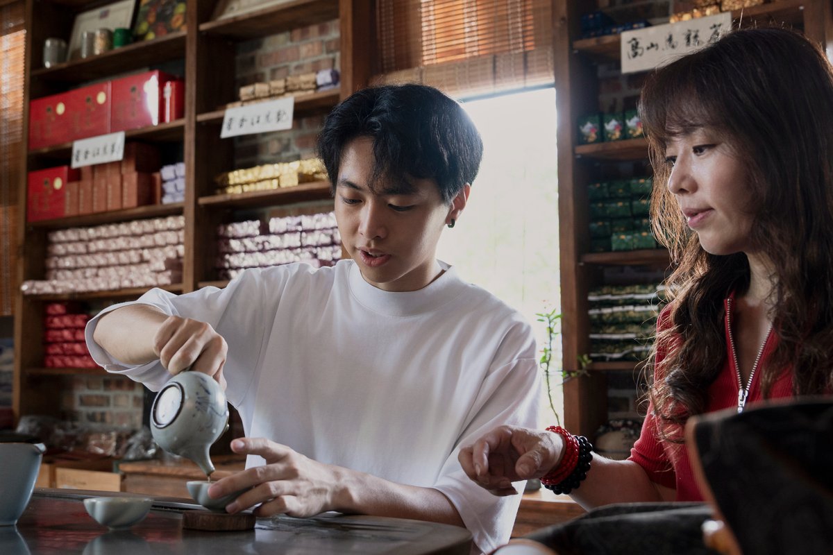 The second generation of Yiping Tea Garden learning tea brewing techniques.