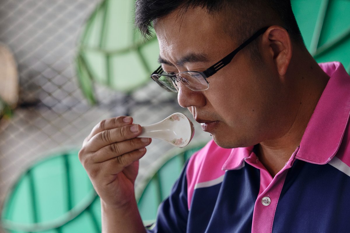 Wen Ching-Yu uses a spoon is catch and hold fragrance. 