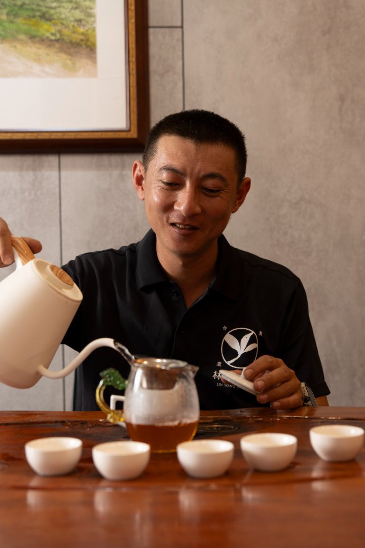 林長拓在茶桌邊談笑泡茶.