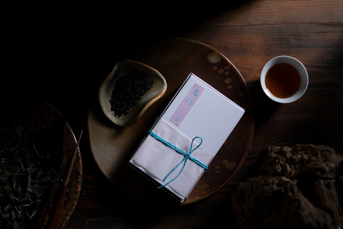 Hidden Bloom: Honey Fragrance Red Oolong Tea.