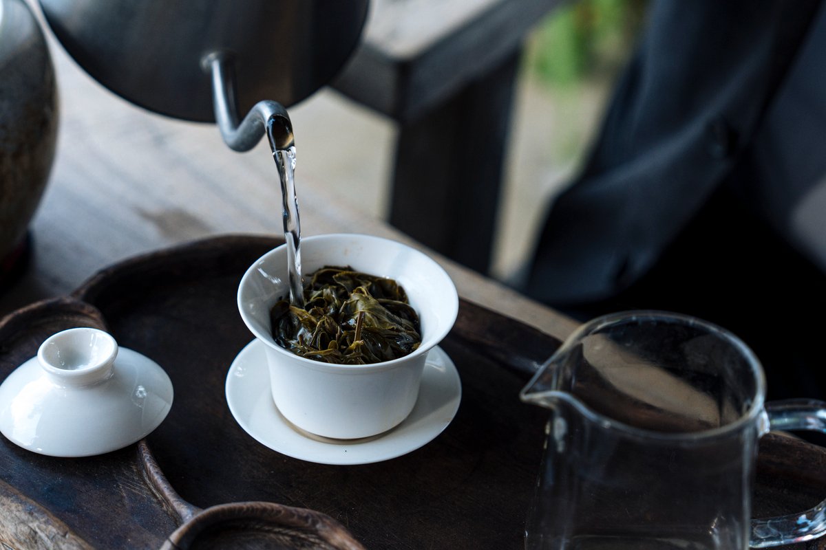 張一鳴用咖啡壺替茶杯注水.