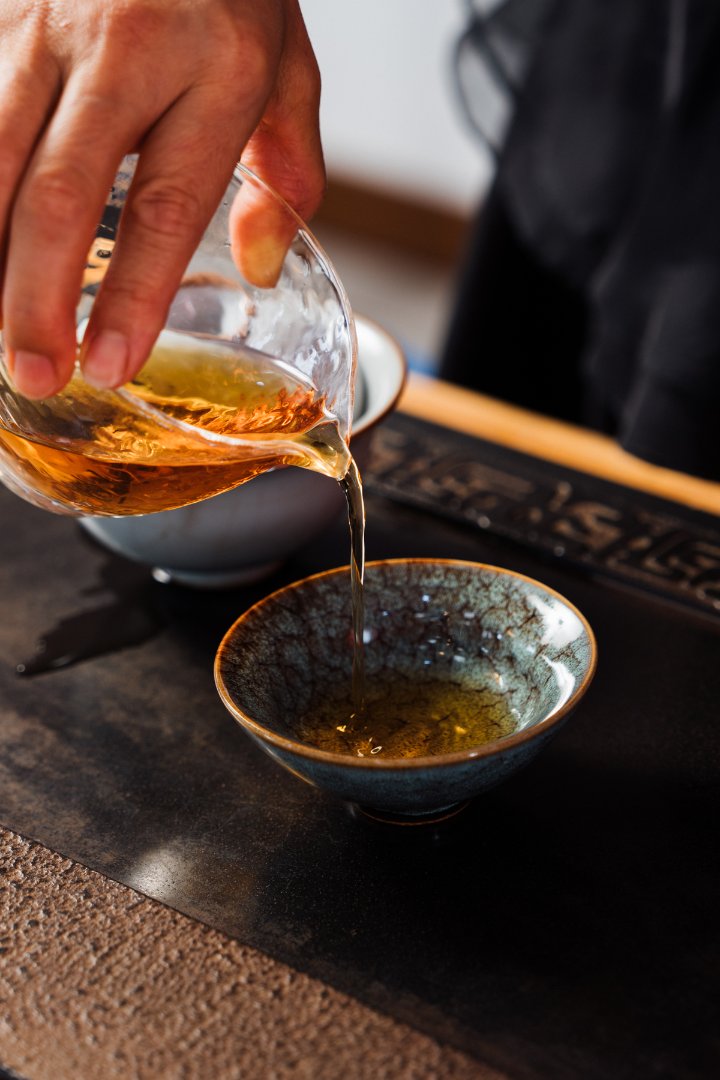 琥珀色的紅烏龍茶緩緩被倒入茶杯中.