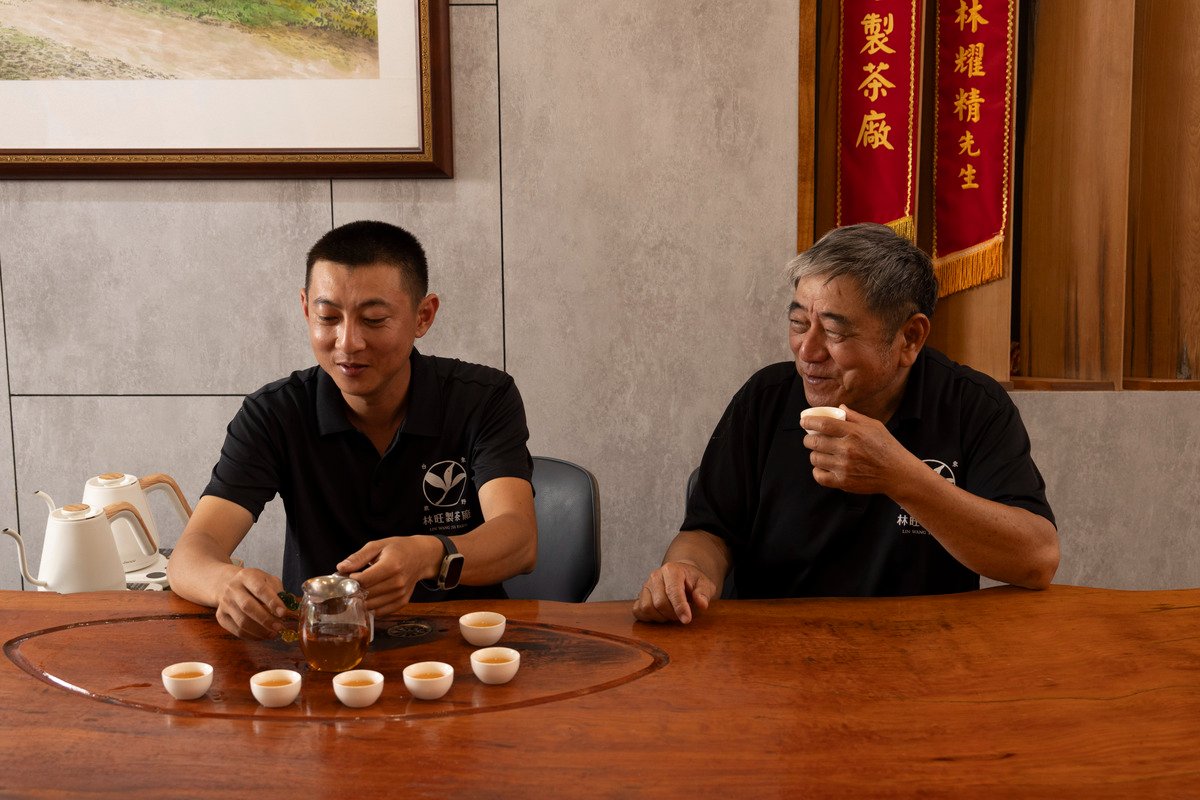 林耀精與第二代接班者林長拓的合影.