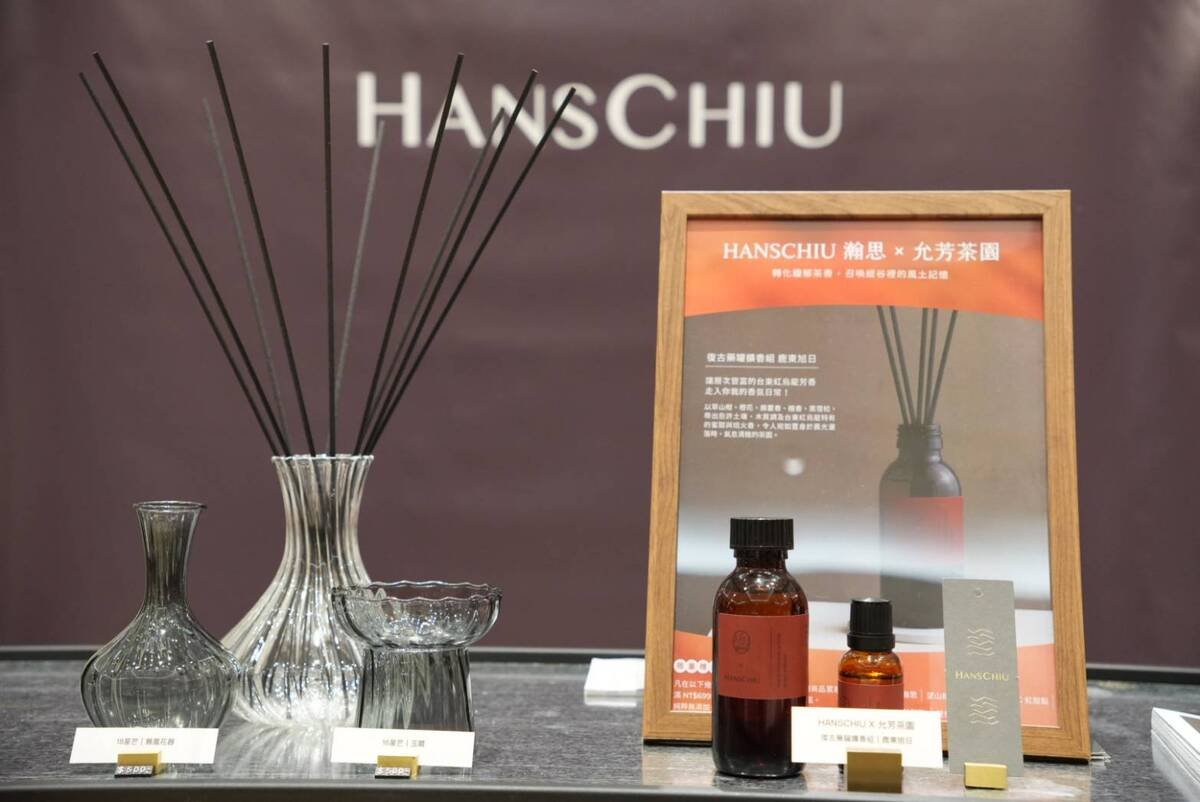 A display of Red Oolong diffuser.