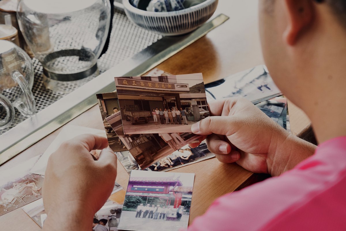 溫慶裕手中拿著新元昌剛成立時期的老照片.
