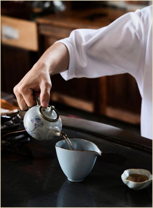 傳統的茶壺泡烏龍茶.