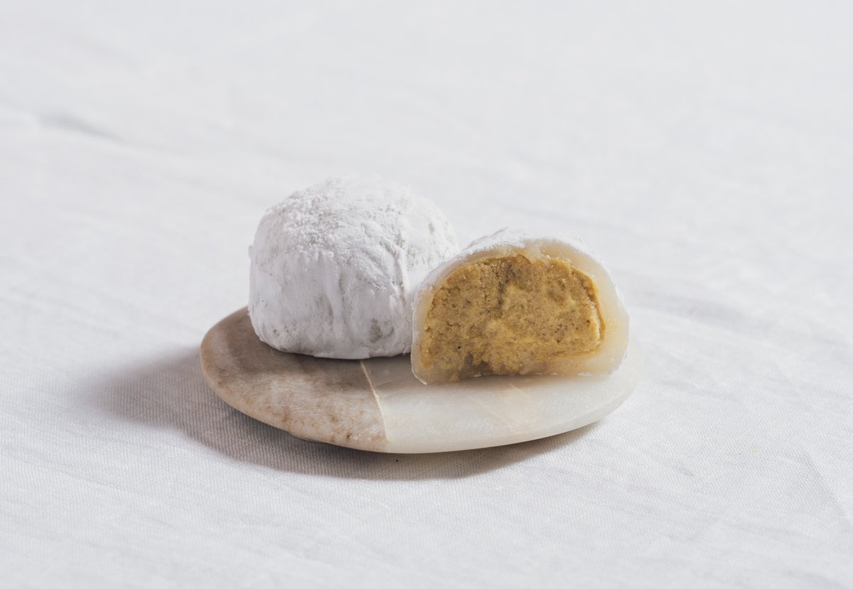 A chewy mochi with tea infused fillings.