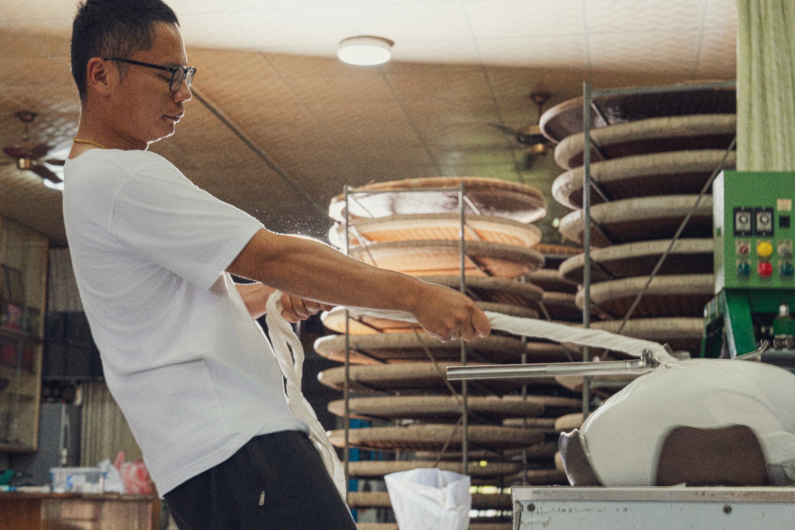 Hsuan Mao's Tsai Chi-Liang woking on cloth rolling.