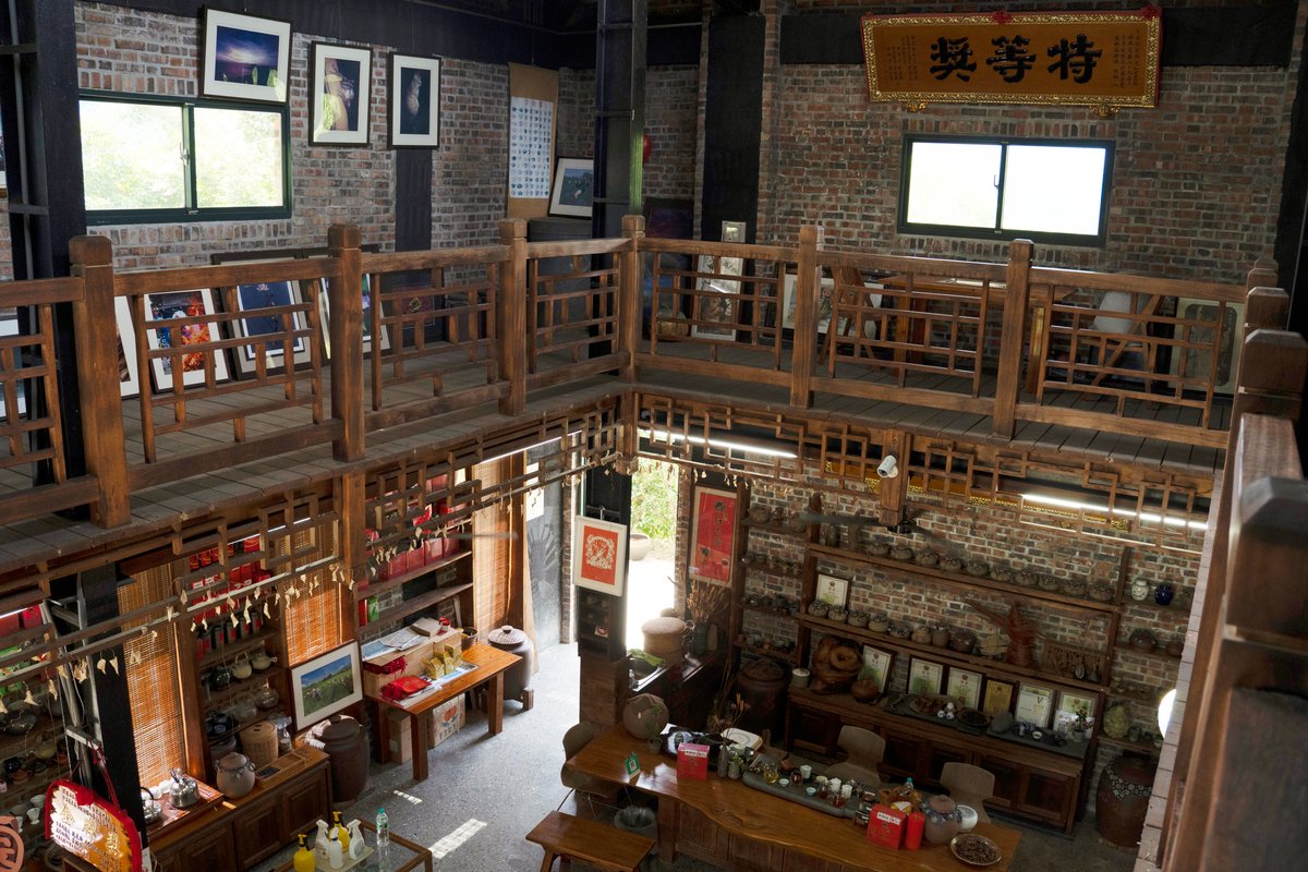 逸品茶園的主建築內部就像是電影龍門客棧.