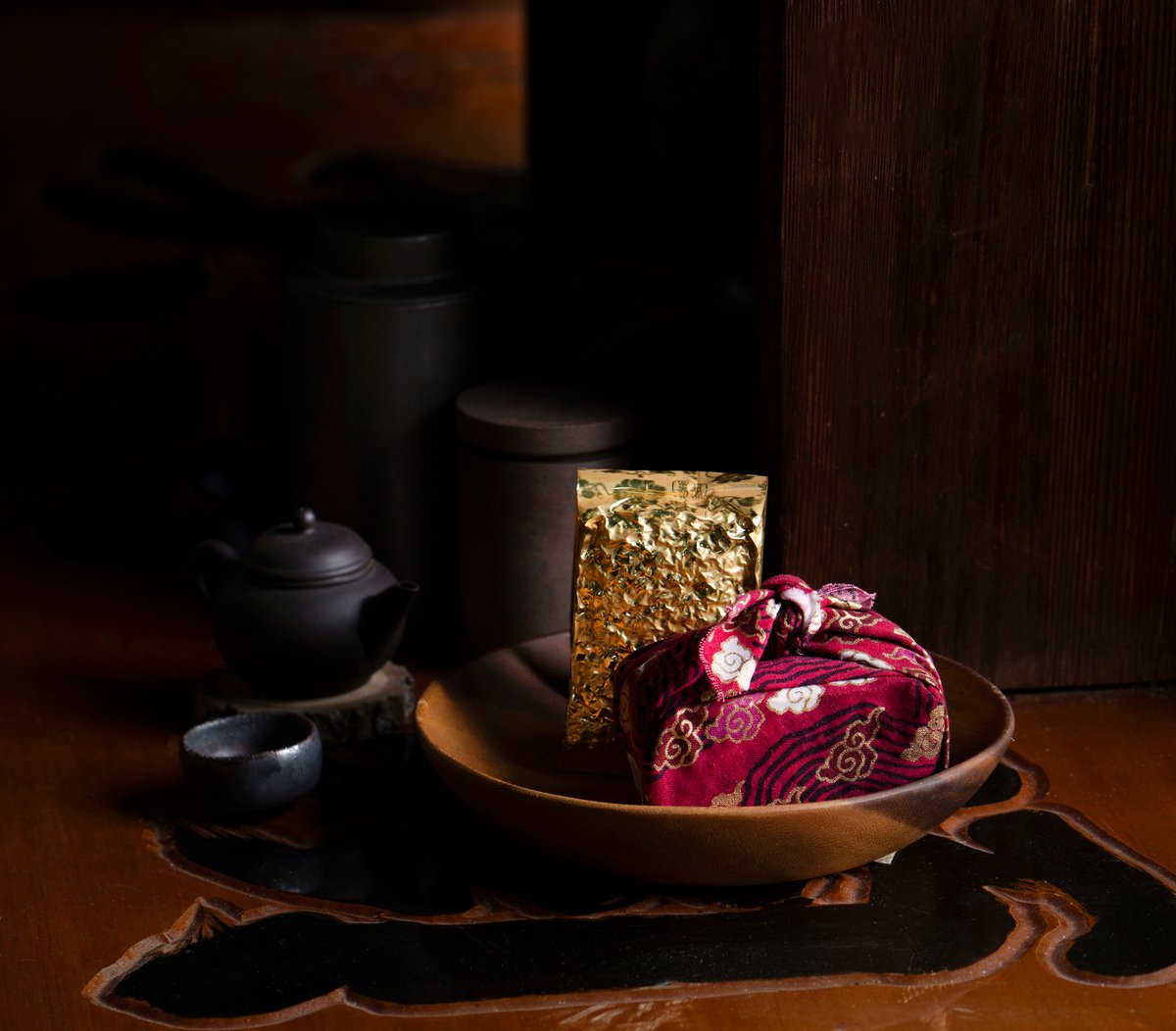 Dustfall: Honey Fragrance Red Oolong Tea.