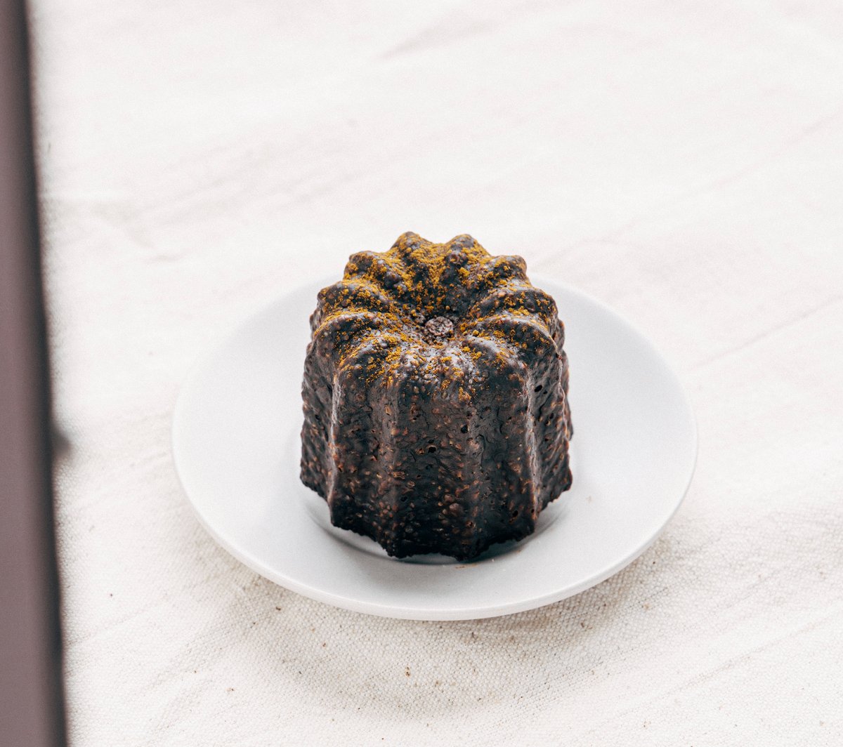 A canelés infused with Hsuan Mao’s Red Oolong tea powder.