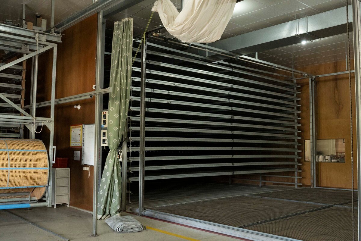 A photo showing the contemporary rail-mounted shelving system.