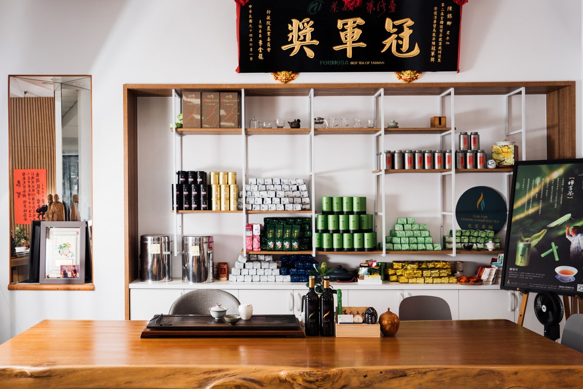 茶桌背後寫著冠軍獎的匾額紀念著陳錫卿登上「茶王」的重要一年.