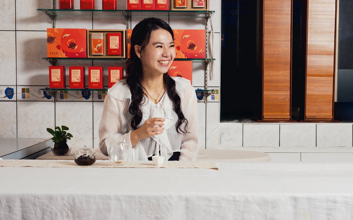 Hsuan Mao's Tu De-Ting smiling at the camera.