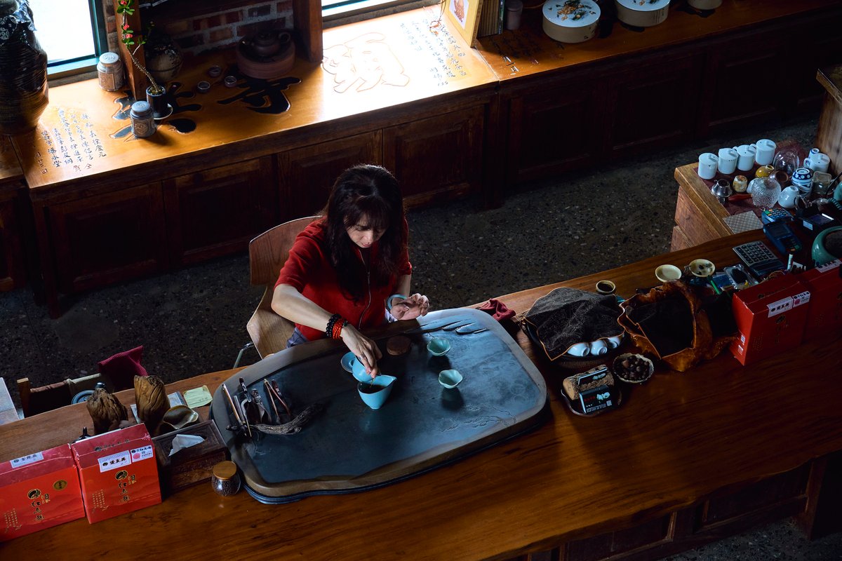 逸品茶園女主人李曉丹在茶桌邊泡茶.