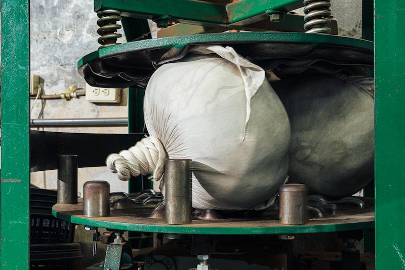 蓮花包束機作業的瞬間.