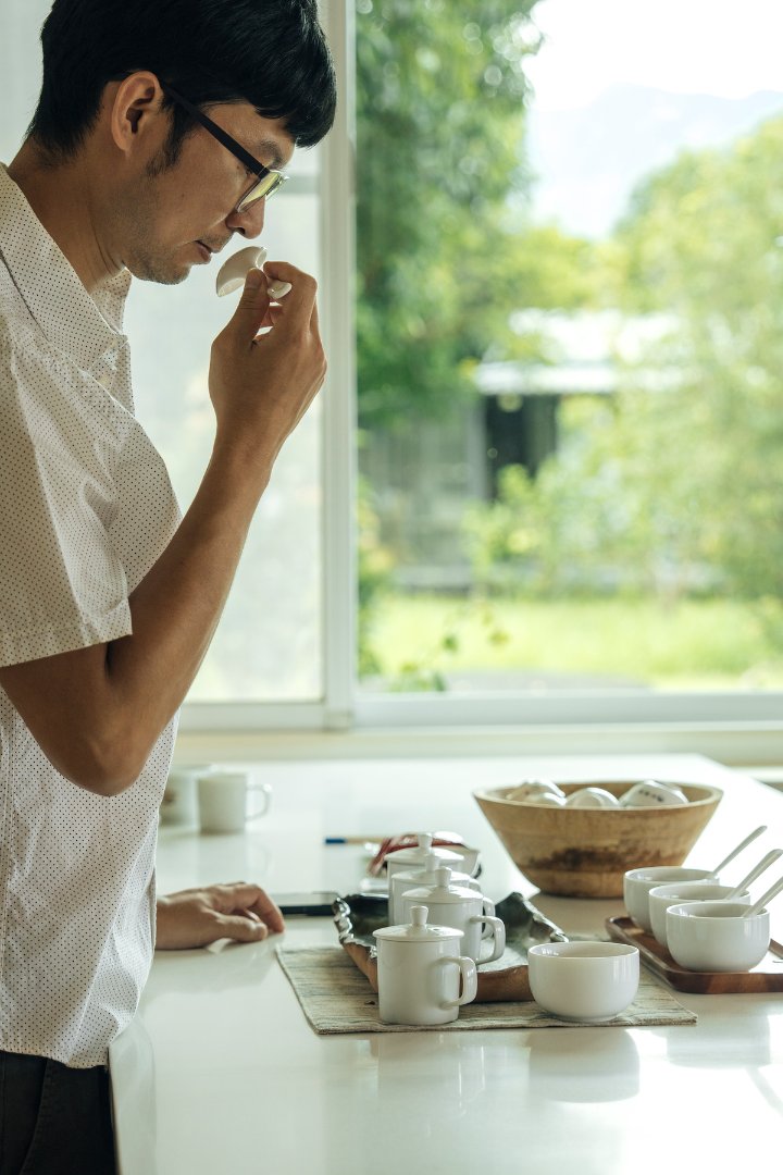 Kuo Ching-Wei tasting different blends of teas.