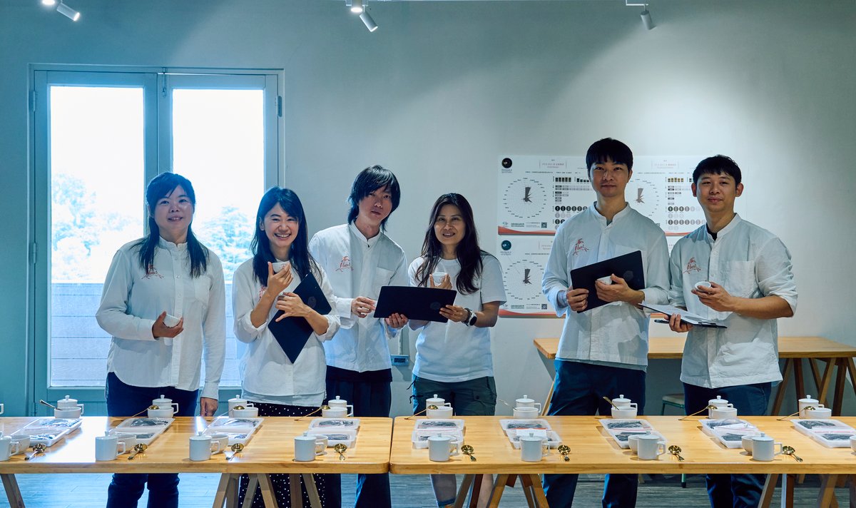 A photo showing the team of Red Oolong Cooperative.