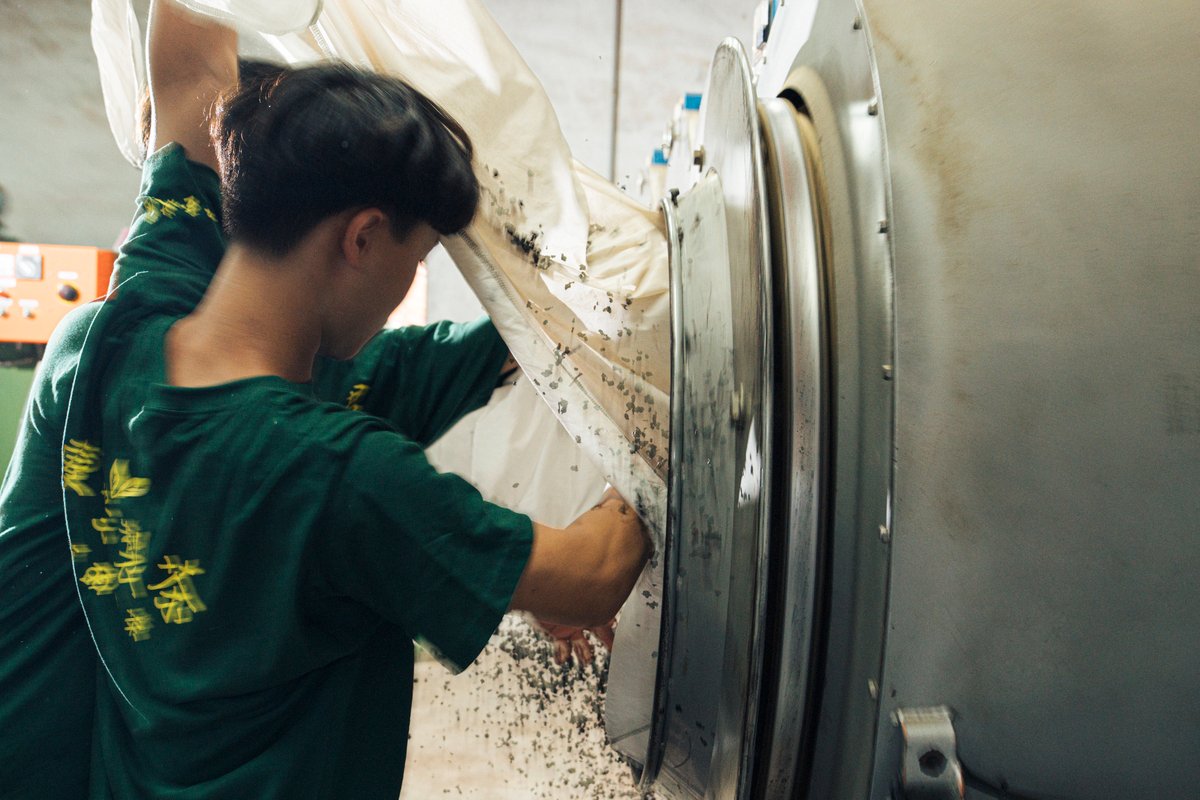 Jun Yu's team preparing for cloth rolling.